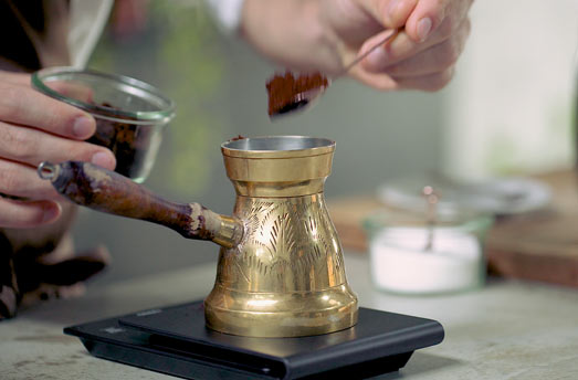 preparazione del caffè nel cezve